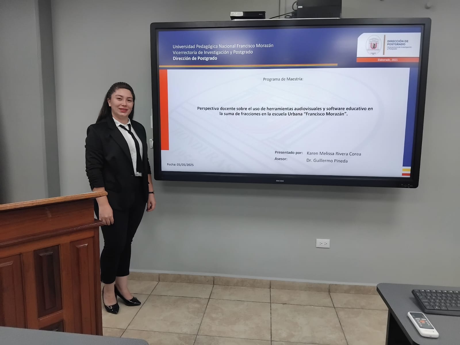 La licda. Karen Melissa Rivera durante su defensa de su tesis.